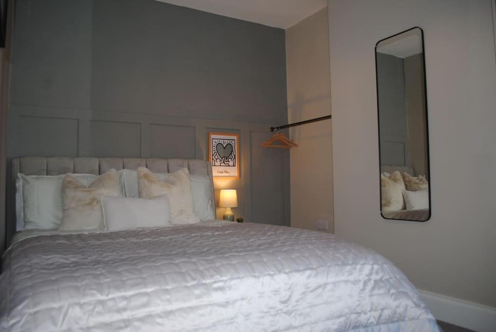 Villa Cosy Renovated House In Warrington Extérieur photo