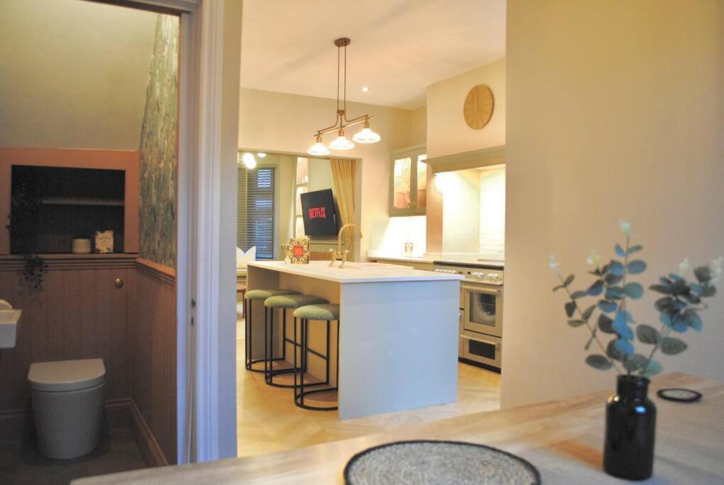 Villa Cosy Renovated House In Warrington Extérieur photo