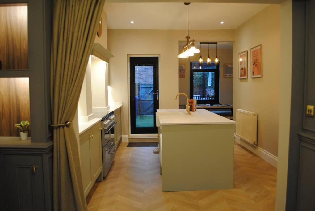 Villa Cosy Renovated House In Warrington Extérieur photo