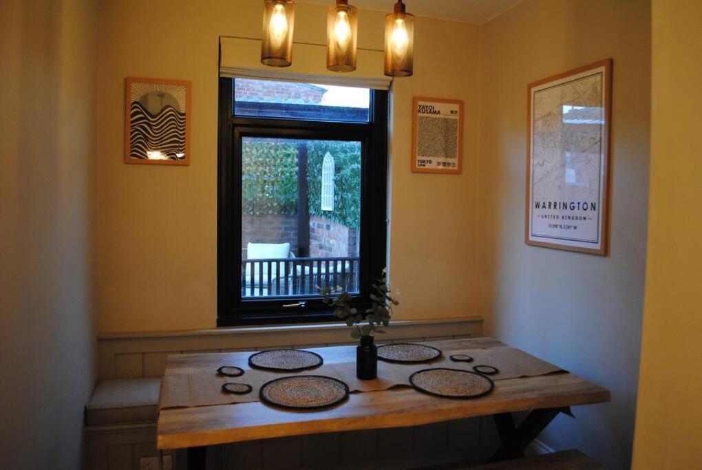 Villa Cosy Renovated House In Warrington Extérieur photo
