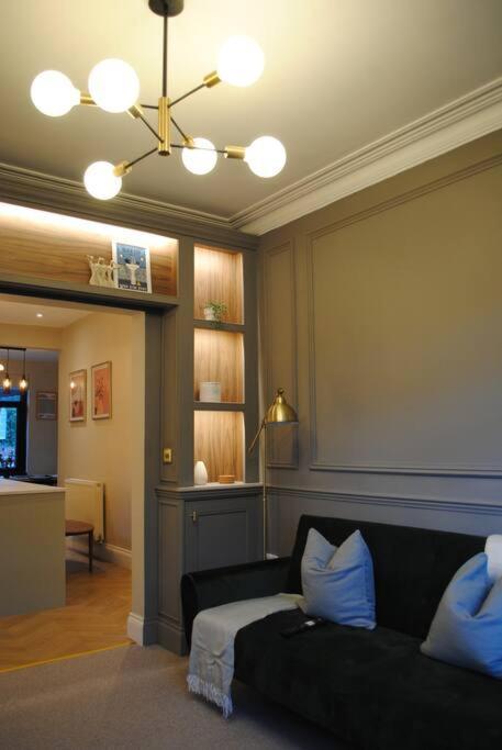 Villa Cosy Renovated House In Warrington Extérieur photo