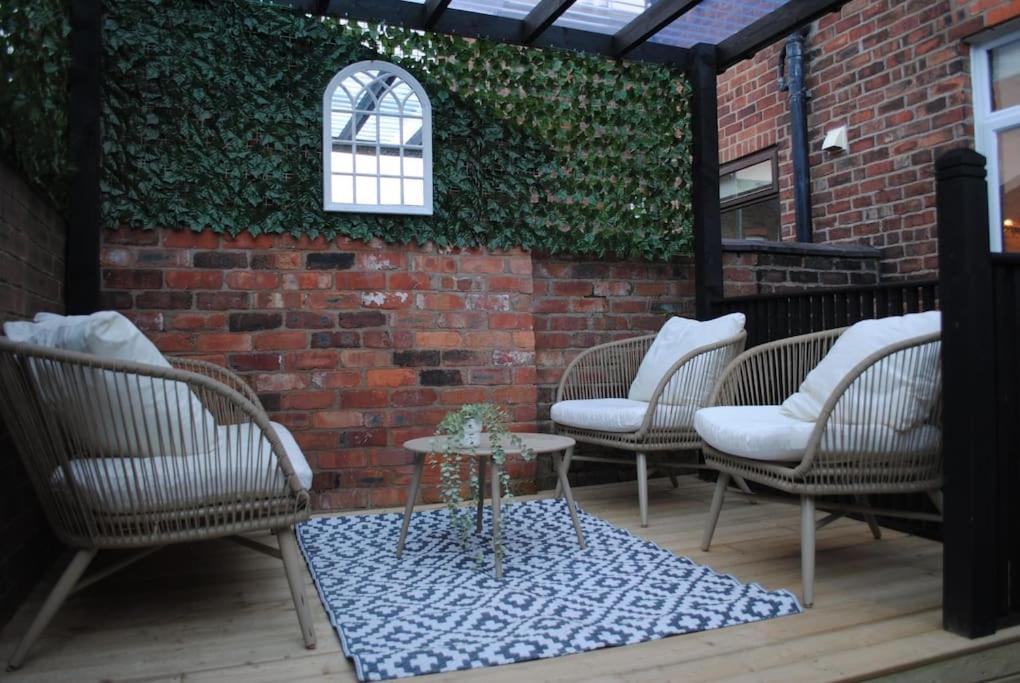 Villa Cosy Renovated House In Warrington Extérieur photo