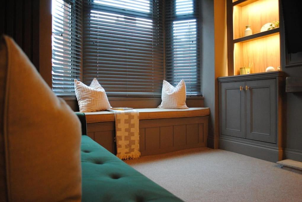 Villa Cosy Renovated House In Warrington Extérieur photo